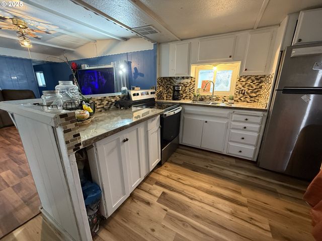 67624 SPINREEL Rd 44, North Bend, OR 97459