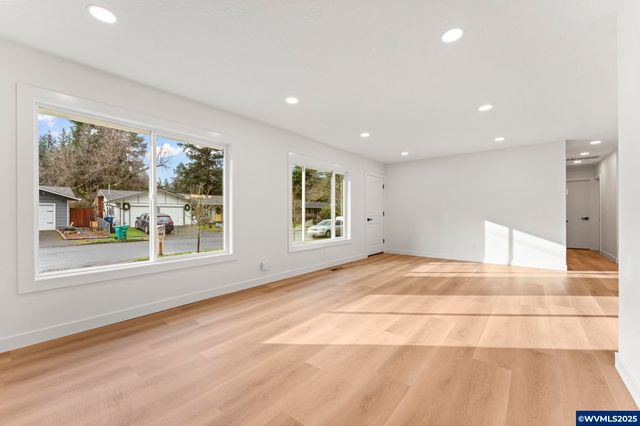 15133 SE Woodward St, Portland, OR 97236