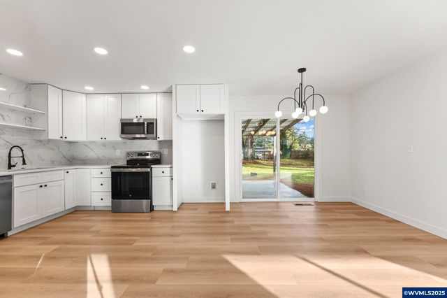 15133 SE Woodward St, Portland, OR 97236