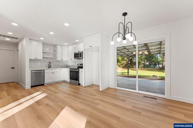 15133 SE Woodward St, Portland, OR 97236