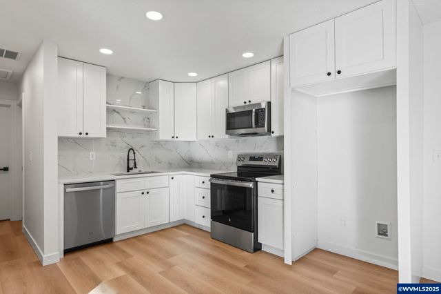 15133 SE Woodward St, Portland, OR 97236