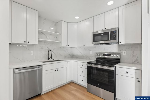 15133 SE Woodward St, Portland, OR 97236