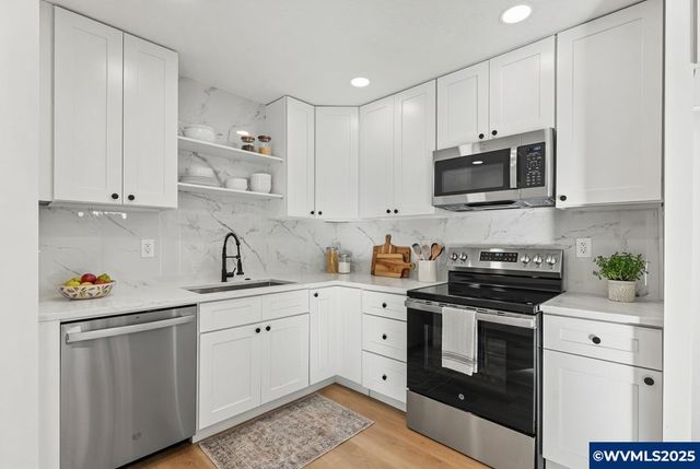 15133 SE Woodward St, Portland, OR 97236