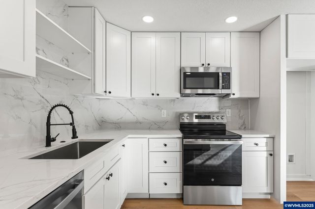 15133 SE Woodward St, Portland, OR 97236