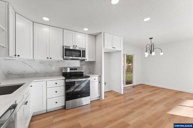 15133 SE Woodward St, Portland, OR 97236