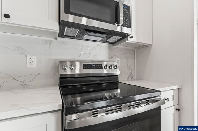 15133 SE Woodward St, Portland, OR 97236