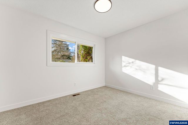 15133 SE Woodward St, Portland, OR 97236