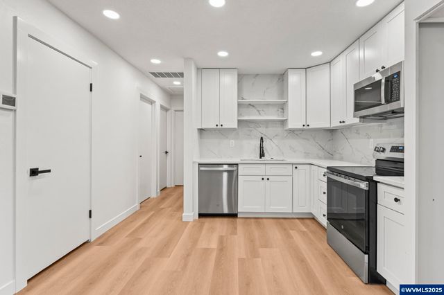 15133 SE Woodward St, Portland, OR 97236