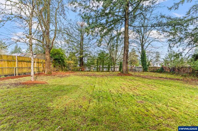 15133 SE Woodward St, Portland, OR 97236