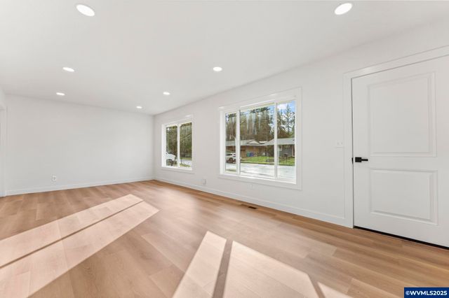 15133 SE Woodward St, Portland, OR 97236