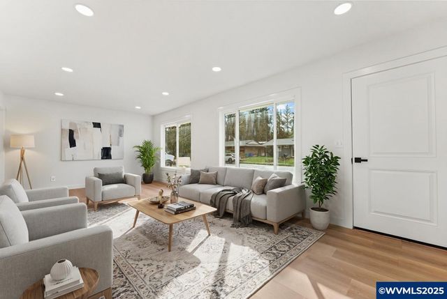 15133 SE Woodward St, Portland, OR 97236