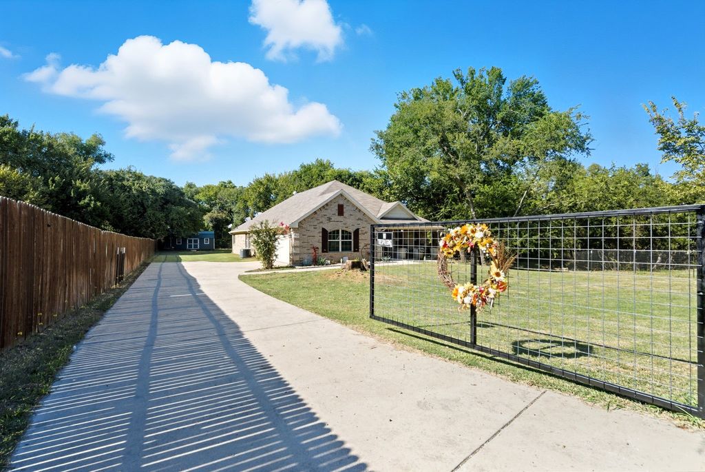 104 Candis Court, Springtown, TX 76082