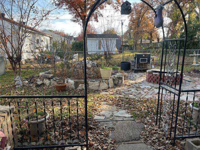 909 Rindie Street, Irving, TX 75060