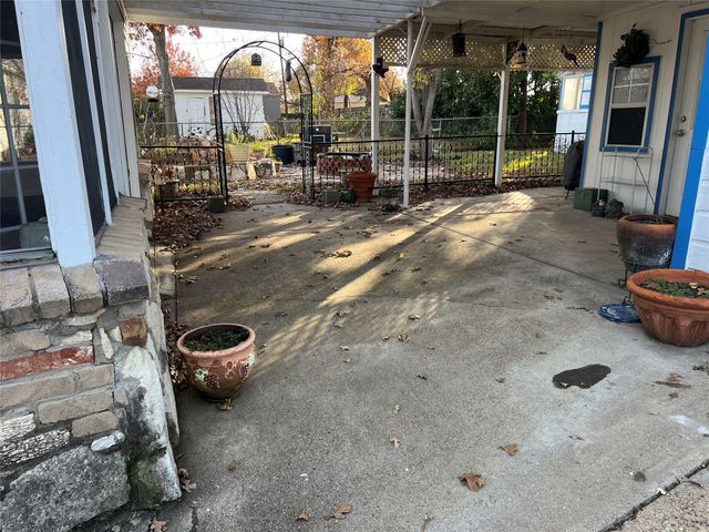 909 Rindie Street, Irving, TX 75060