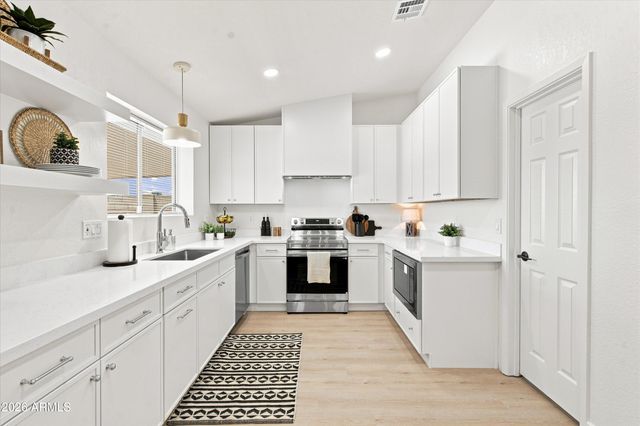 7945 W GREER Avenue, Peoria, AZ 85345