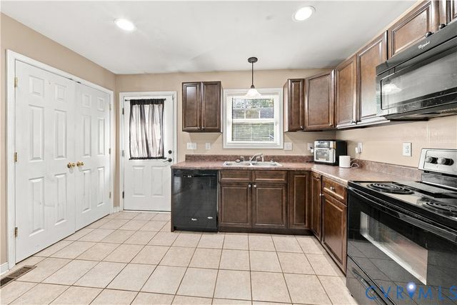 10121 Ashglade Ct, Ashland, VA 23005