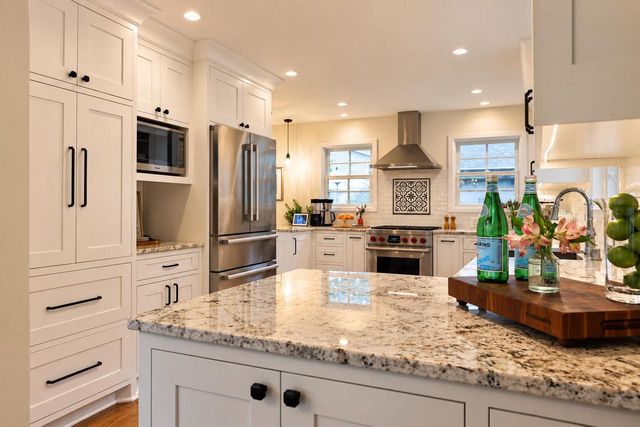 7822 W Wisconsin AVENUE, Wauwatosa, WI 53213