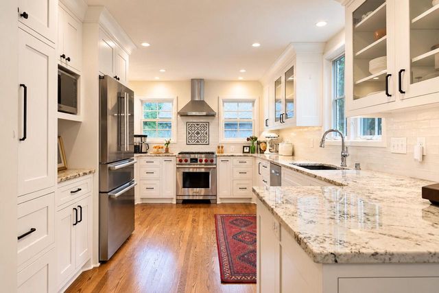7822 W Wisconsin AVENUE, Wauwatosa, WI 53213