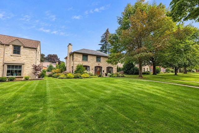 7822 W Wisconsin AVENUE, Wauwatosa, WI 53213