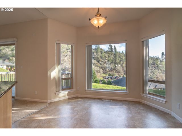 1737 Ne SHALE Ct, Roseburg, OR 97470