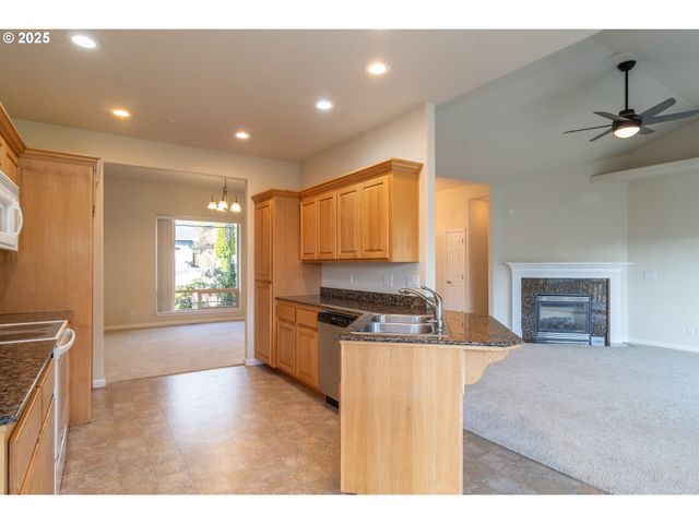 1737 Ne SHALE Ct, Roseburg, OR 97470