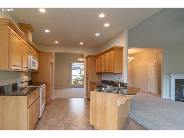 1737 Ne SHALE Ct, Roseburg, OR 97470