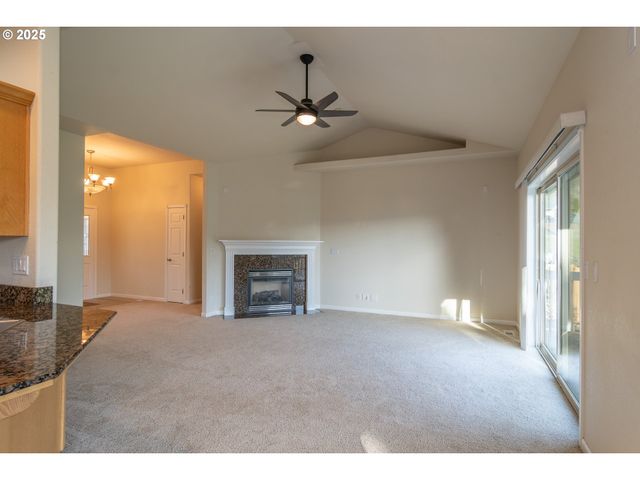 1737 Ne SHALE Ct, Roseburg, OR 97470