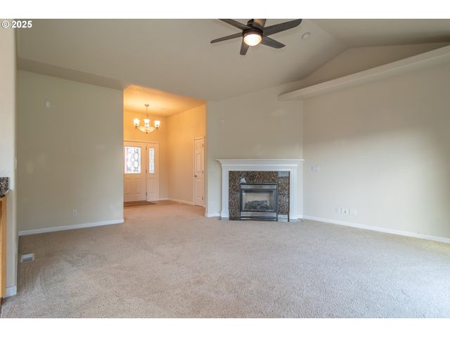 1737 Ne SHALE Ct, Roseburg, OR 97470