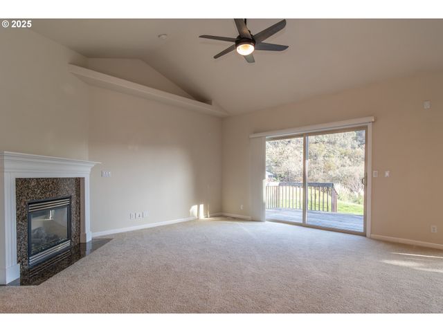 1737 Ne SHALE Ct, Roseburg, OR 97470