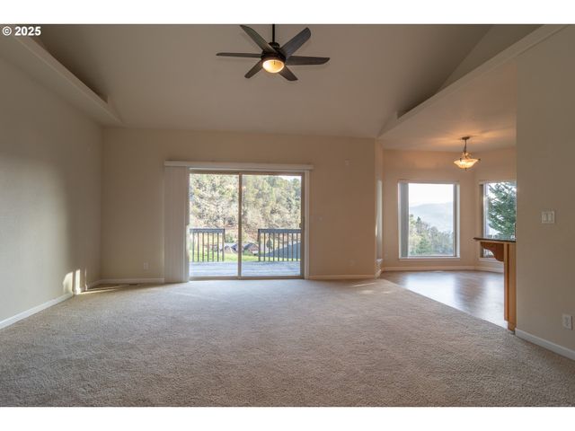 1737 Ne SHALE Ct, Roseburg, OR 97470