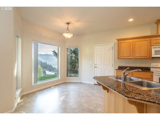 1737 Ne SHALE Ct, Roseburg, OR 97470