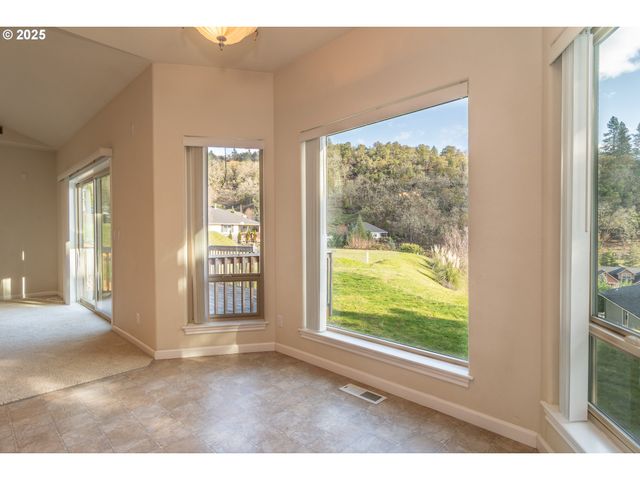 1737 Ne SHALE Ct, Roseburg, OR 97470