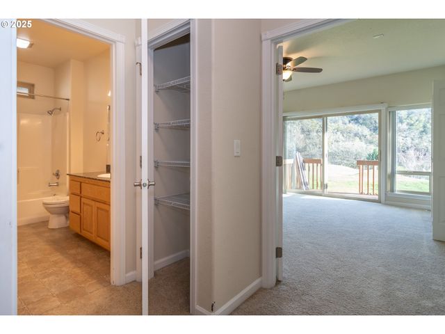 1737 Ne SHALE Ct, Roseburg, OR 97470