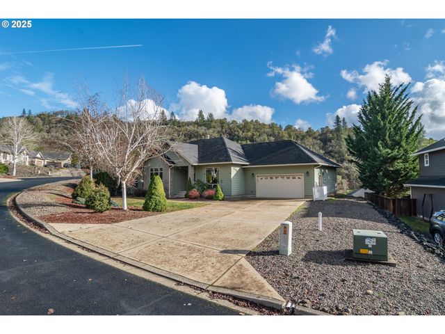 1737 Ne SHALE Ct, Roseburg, OR 97470