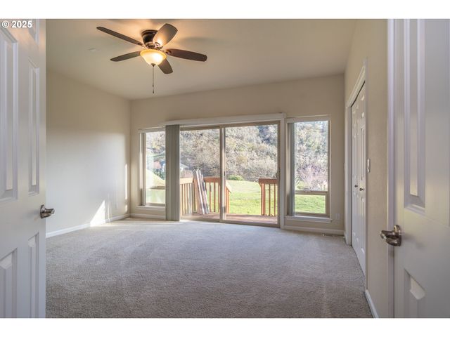 1737 Ne SHALE Ct, Roseburg, OR 97470