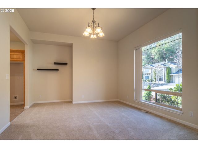 1737 Ne SHALE Ct, Roseburg, OR 97470