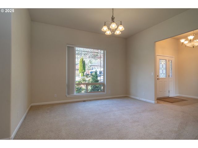 1737 Ne SHALE Ct, Roseburg, OR 97470