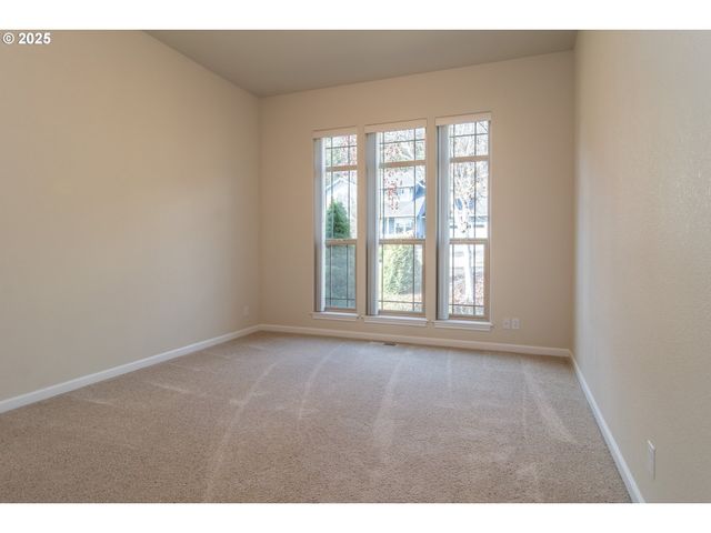 1737 Ne SHALE Ct, Roseburg, OR 97470