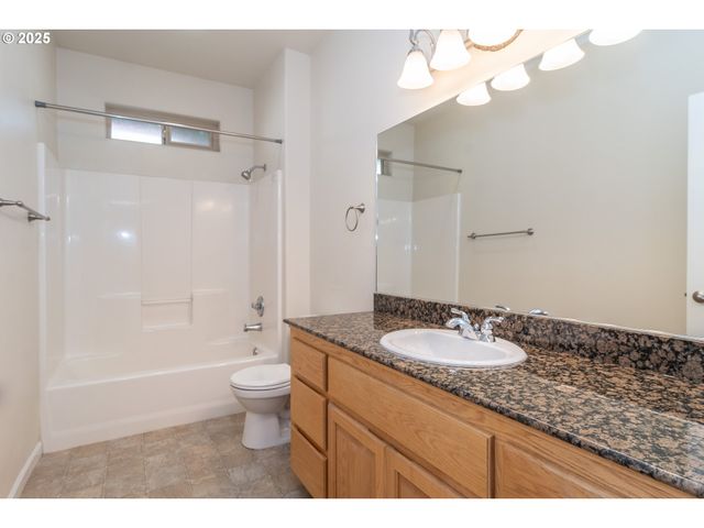 1737 Ne SHALE Ct, Roseburg, OR 97470