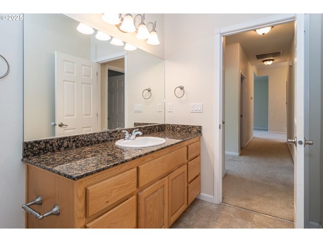 1737 Ne SHALE Ct, Roseburg, OR 97470