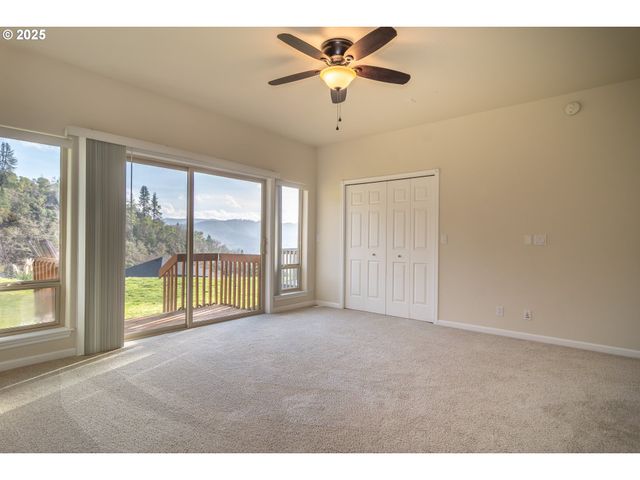 1737 Ne SHALE Ct, Roseburg, OR 97470