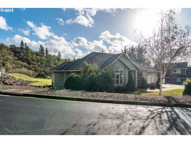 1737 Ne SHALE Ct, Roseburg, OR 97470