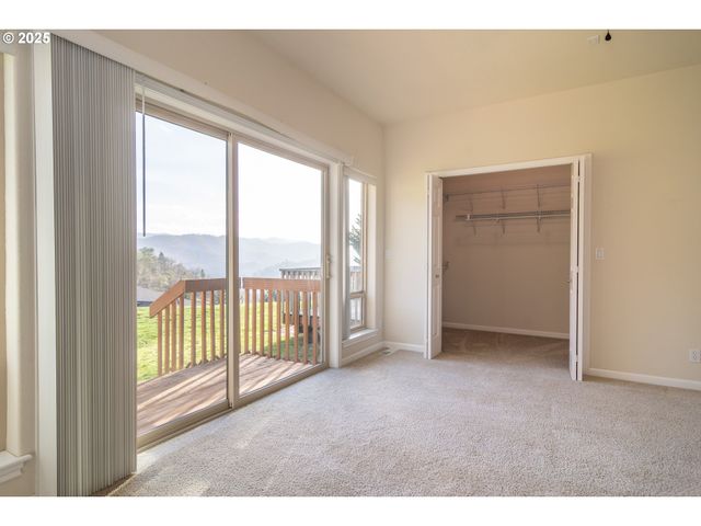 1737 Ne SHALE Ct, Roseburg, OR 97470