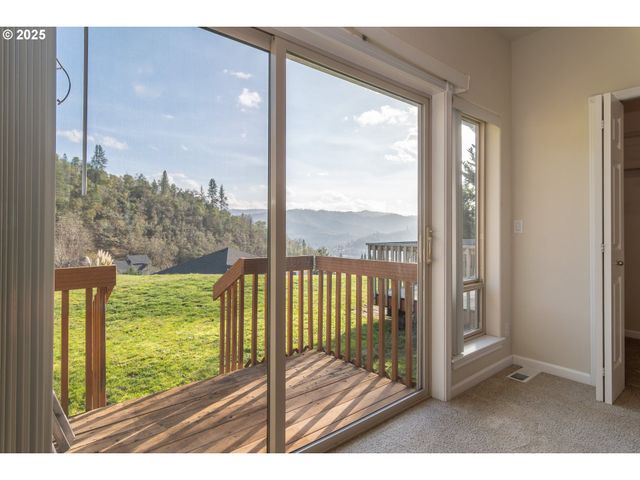 1737 Ne SHALE Ct, Roseburg, OR 97470