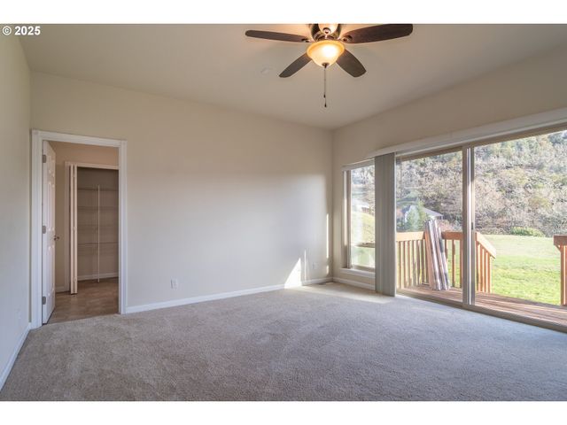 1737 Ne SHALE Ct, Roseburg, OR 97470