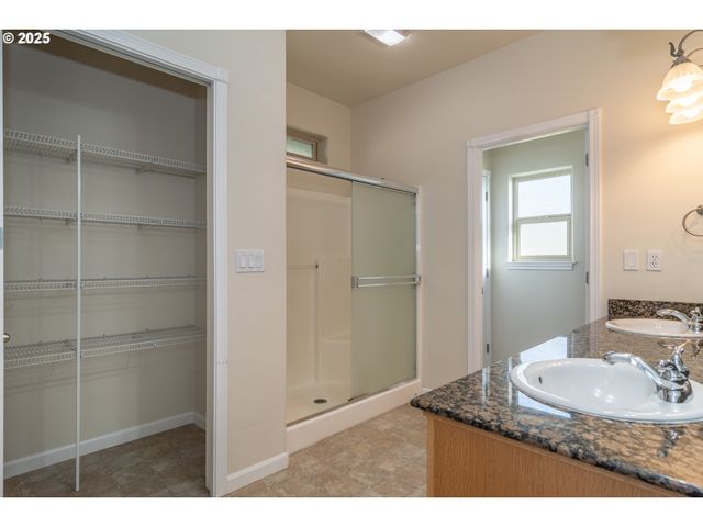 1737 Ne SHALE Ct, Roseburg, OR 97470