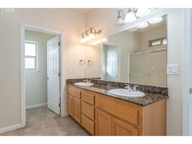 1737 Ne SHALE Ct, Roseburg, OR 97470