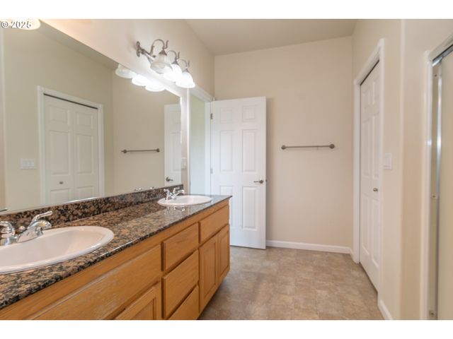 1737 Ne SHALE Ct, Roseburg, OR 97470