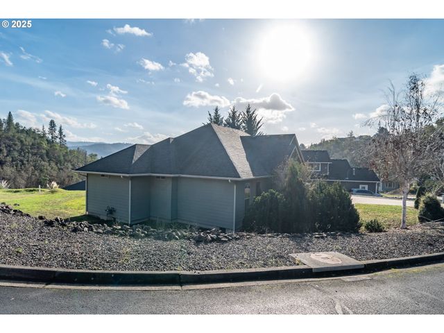 1737 Ne SHALE Ct, Roseburg, OR 97470