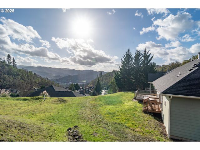 1737 Ne SHALE Ct, Roseburg, OR 97470